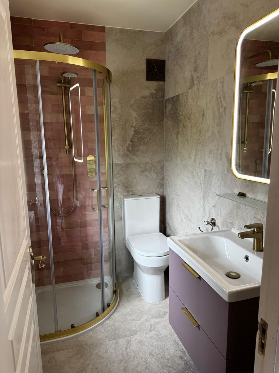 En suite shower room with quadrant enclosure, WC and vanity unit