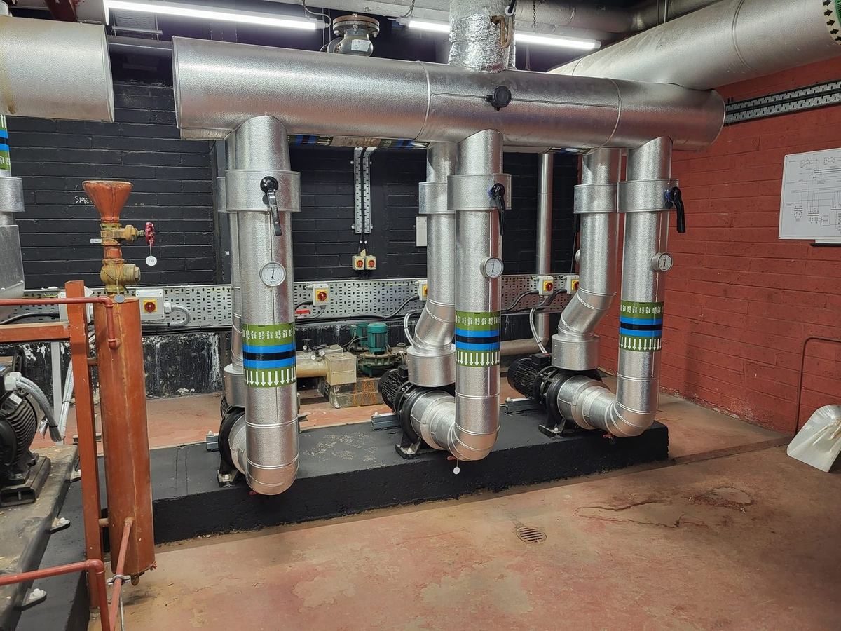 Commissioning sets and isolating valves on a heating installation